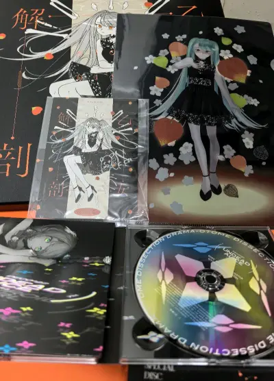 通过挖煤姬好价切到了自己的小梦情，挖煤姬打雅虎日拍和煤炉拍卖都很方便，物流包装很严实，海那边的yhm人也很好。
（小立牌为自印）