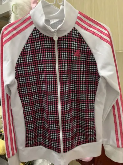 1. 挖煤姬淘阿迪衣服太香了！款式是国内没见过的款，面料质感超棒，品相和新的没差，代拍快、合单省运费，到手超惊喜！
2. 夸夸挖煤姬！淘的阿迪衣服成色绝了，没有瑕疵污渍，包装严实没压坏，物流快还能全程追踪，日淘阿迪选它准没错！
3. 挖煤姬购物超满意！入手的阿迪衣服...