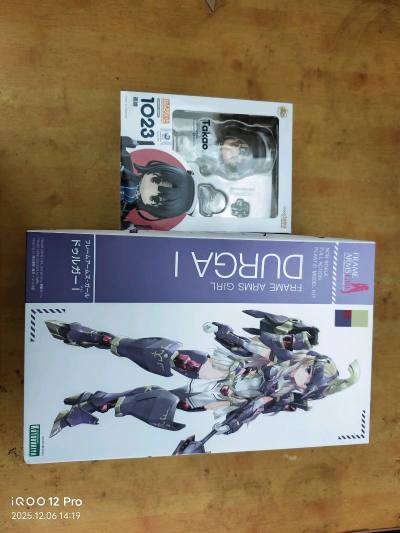 这次买的是寿屋的杜尔迦1和gsc出品的舰队c高雄粘土人。这次的箱子依旧八角尖尖，还是走竹蜻蜓专线，从发货到到手不过15天。令我放心。挖煤姬当属海淘的好去处，适合我这种喜欢老番的玩家去淘点冷门的玩意。
