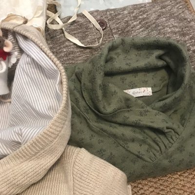 cutie这个牌子衣服都好可爱 又找到宝藏了
碎花特别领子也喜欢 可惜起球了
还有刺绣的衬衣也好美喜欢