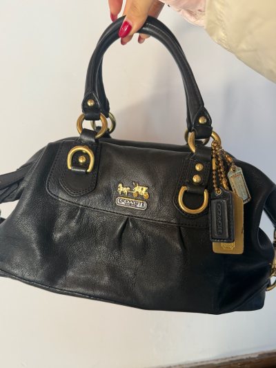 淘到了绝美中古coach包包，成色很好我很喜欢，居然十天就收到货了，特别特别快我都震惊了，特别貌美的包包！喜欢喜欢。