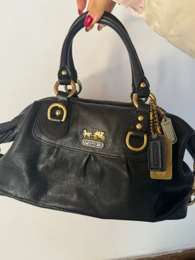 淘到了绝美中古coach包包，成色很好我很喜欢，居然十天就收到货了，特别特别快我都震惊了，特别貌美的包包！喜欢喜欢。