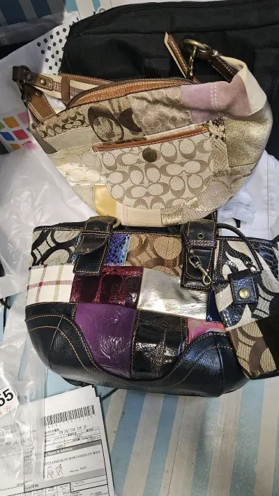 在平台买了两个中古包，都是拼接的珐琅包，一个coach腋下一个普通古着单肩，到手都很好看，也是正品并且与商品简介图符合，没有隐瞒瑕疵，背着都很好看。平台也在商品降价的第一时间就通知我了，让我没有错过最佳购买时间。最近又在平台买了一个包，会继续使用这个平台。