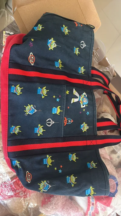 感谢挖煤姬让我买到了国内一直没找到的这款包包！
真的太难找了！终于被我找到！成色也很好！包装的也很好 ！喜欢！还有这个迪士尼松松的手提袋也十分可爱！还是一个带牌的！非常适合收藏！开心很快就收到了这个包裹！