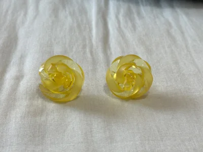 这款玫瑰耳钉真的超出预期！拿到手就被精致的工艺惊艳到，玫瑰花瓣的纹路雕刻得细腻立体，层层叠叠的弧度特别有设计感，完全没有廉价的塑料感。透光的色泽清透温润，在光线下会折射出柔和的金光，衬得肤色特别白皙。耳钉的尺寸大小刚好，戴在耳朵上不会坠得疼，日常搭通勤装温柔大气，配...