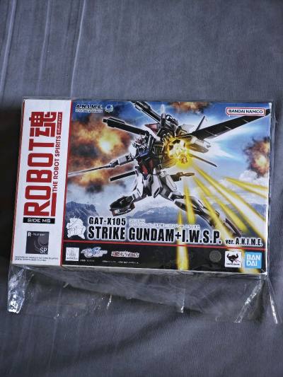 robot魂 iwsp强袭高达，在煤炉刷到立马拿下了。最近收到货，关节没啥问题配色比通贩版本偏冷一些，造型还是挺帅的。
箱子是挖煤姬的纸箱加内部泡膜，东西安全到达。