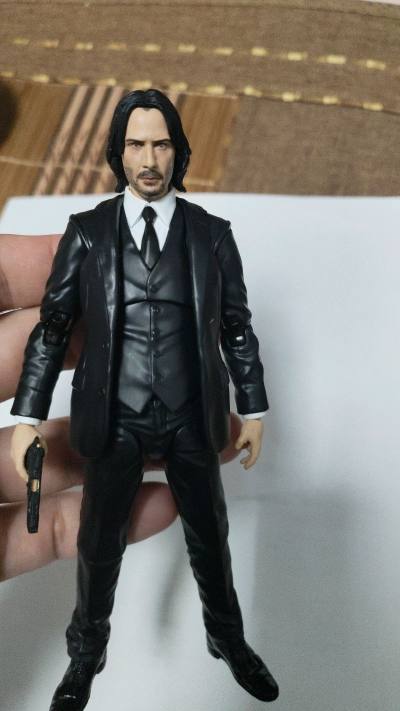 这次购物体验 不错，物流速度很快，打包也非常扎实。玩具很帅气，基努里维斯头雕刻画不错，比较还原剧中形象，非常帅气，果然法拉利老了还是法拉利。可动优秀，配件多，还附带一个上半身替换，可玩性更高。配上挖煤姬的优惠券，可以省一点，很好很不错。