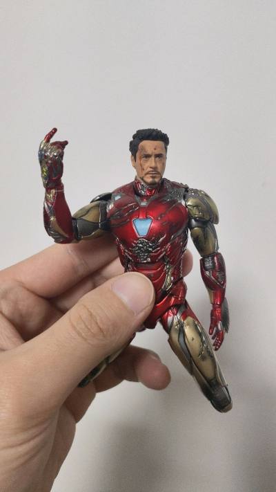 这次购物体验 不错，物流速度很快，打包也非常扎实。玩具很帅气，托尼斯塔克头雕刻画不错，身体上的战损细节比较还原剧中形象。虽然配件不是很多，但是关节紧实度比正常版的要好很多，可玩性很高，配上挖煤姬的优惠券，可以省一点，很好很不错。