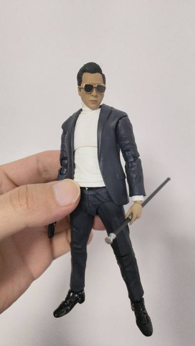 这次购物体验 不错，物流速度很快，打包也非常扎实。玩具很帅气，甄子丹头雕刻画不错，比较还原剧中形象，可动非常优秀，可以做出飞踢以及剧中高难度动作。配件多，可玩性很高，配上挖煤姬的优惠券，可以省一点，很好很不错。