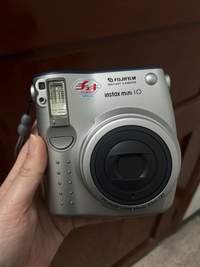 太喜欢了这个复古的感觉，mini10相机成色也超级好
卖家也保存得很干净，包装盒、说明书都很齐全！
太开心啦！2026继续热爱挖煤！