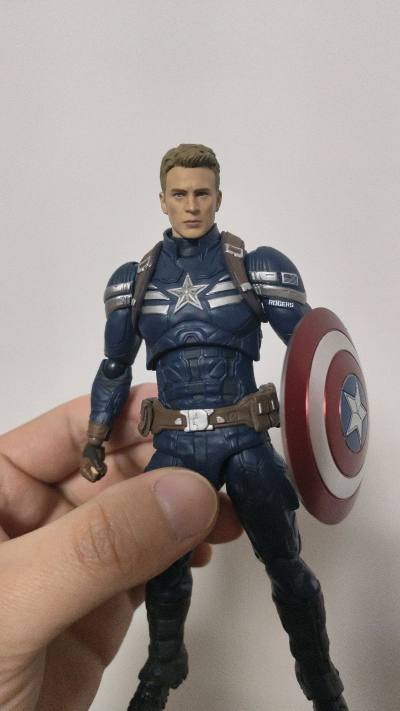 这次购物体验 不错，物流速度很快，打包也非常扎实。玩具很帅气，头雕刻画不错，精细程度在6寸真人头领域绝对能打，非常像克里斯埃文斯。比较还原剧中形象。潜行服版非常帅气，细节也很到位。可动优秀，配件多，可玩性很高，配上挖煤姬的优惠券，可以省一点，很好很不错。