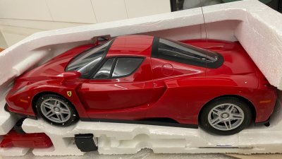 淘大的一辆1/7的恩佐法拉利，是个大型的遥控车，非常新，到手就试了一下，简直完美太棒了，很难找到这种新的老车了