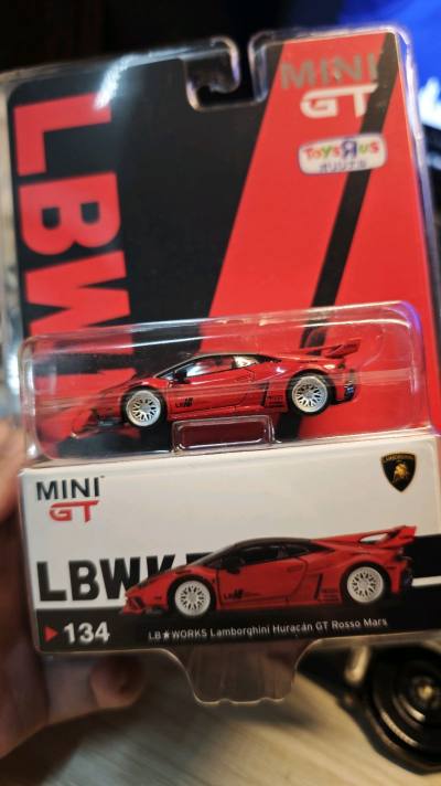 这次在平台购买的MINI GT车模太赞啦 就像图里展示的，不管是LBWORKS兰博基尼Huracan GT，还是PANDEM系列的车模，外观细节都超精致，车身线条、品牌标识都还原得很到位，拿在手里质感十足。而且平台的服务也很贴心，卖家发货快，商品包装严实，收到时车模...