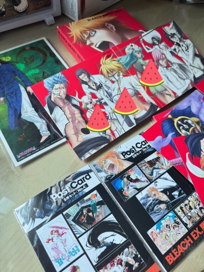 收到了通过挖煤姬购买的死神周边：CD、明信片、海报和垫板。下单时加购了基础加固服务，打包果然很到位，有气泡袋分层填充，开箱后所有谷子都完好无损，完全没有压痕或磕碰。这次走的竹蜻蜓专线运输也很给力，15天左右就安全送到家了。整体包装稳妥可靠，商品保护得非常好，必须点个...