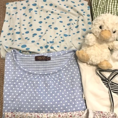 买到了很漂亮的蓝色波点 还有之前花苞裙的同款
黄渍用爆炸盐一泡就洗掉了真的很开心
这次购物非常满意 快递也快