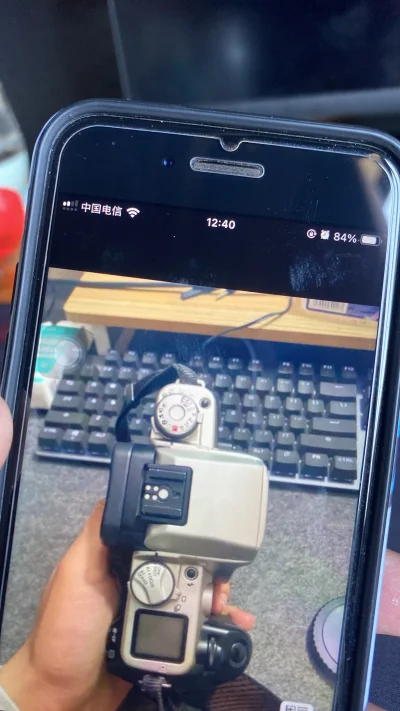 挖煤姬淘佳能EOS55性价比炸裂！95年眼控对焦科技感拉满，EF卡口兼容现代镜头太实用。机身成色如新，操作简单易上手，搭配50mm小痰盂成像细腻。包装严实物流快，胶片新手闭眼入，复古摄影乐趣十足～