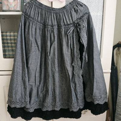 在挖煤姬上买到了超好看的pinkhouse粉红屋半身裙，灰色和黑色配色，双层，带有超美镂空蕾丝边和蝴蝶结，皱褶丰富，低调又充满细节，很好搭配，大爱。