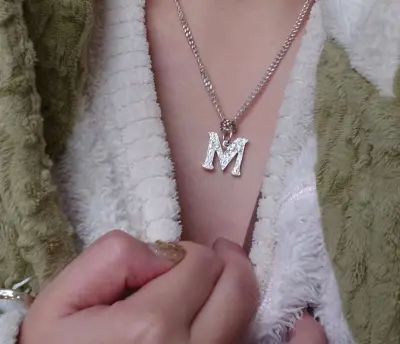 就是淘到了喜欢的吊坠和戒指，价格非常的实惠。主要是很稀少，很特别。发货时长也非常快。物流的价格和邮费都可以接受，非常的好。嘿嘿嘿