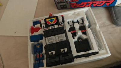 最近收到了地球戦隊std系列的基地，熔盐基地，细节非常好，还有附带小车，虽然没有dx 版本的大，但是配食玩非常不错