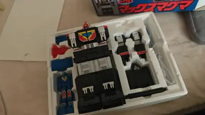 最近收到了地球戦隊std系列的基地，熔盐基地，细节非常好，还有附带小车，虽然没有dx 版本的大，但是配食玩非常不错
