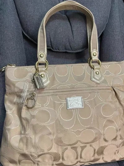 蹲Coach中古包好久，这次终于淘到两只心头好，实物比图片还惊喜！一只香槟金托特，柔光质感太绝了，经典logo暗纹低调又精致，摸起来是细腻的缎面手感，搭通勤装或约会裙都显贵气。另一只波士顿包型超戳我，饱满的包身自带复古感，配着亮亮的淡金色五金，手提俏皮、斜挎解放双手...蹲Coach中古包好久，这次终于淘到两只心头好，实物比图片还惊喜！一只香槟金托特，柔光质感太绝了，经典logo暗纹低调又精致，摸起来是细腻的缎面手感，搭通勤装或约会裙都显贵气。另一只波士顿包型超戳我，饱满的包身自带复古感，配着亮亮的淡金色