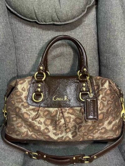 Coach中古包的快乐谁懂啊！这次入手的两只真的戳中我的心巴。一只豹纹款超有腔调，深浅交错的纹路自带复古野性美，皮质软而有型，拿在手里瞬间盘活基础款穿搭，不管是配皮衣还是牛仔都超吸睛，走在路上回头率直接拉满。另一只经典老花款更是闭眼入的百搭王，标志性的图案耐看又耐造...