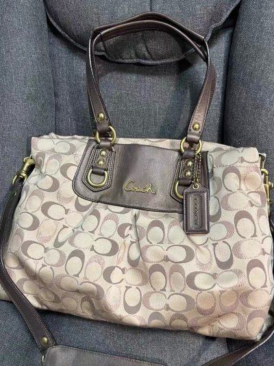 Coach中古包的囤货快乐谁懂啊！这次入手的两只老花款直接承包我所有日常穿搭。一只可单肩可斜挎的老花包太实用，肩带长度能自由调节，背在肩上轻盈不压肩，斜挎着出门逛街解放双手，经典老花图案复古又耐看，包身不大却超能装，手机、粉饼、钥匙和充电宝通通塞得下。

另一只横版...