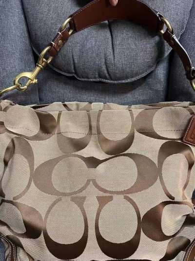 Coach中古淘货又挖到宝！这次的两只真的长在审美点上。一只老花元宝包，圆润的包身自带复古甜妹气质，标志性老花图案经典又耐看，肩带长度刚好卡在腋下，单肩背俏皮又灵动，容量也很够用，日常出门的小物件都能装下，成色好到没话说，边角一点都不塌。另一只拼接珐琅款太有辨识度了...