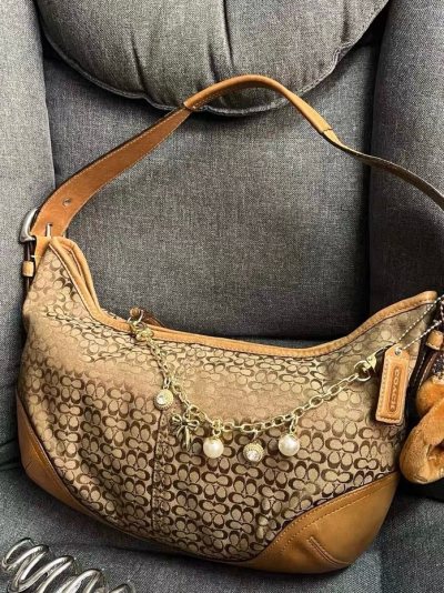 Coach中古淘货出惊喜！这次的两只风格反差感拉满，完全满足不同穿搭需求。一只棕色小饺子包太可爱了，圆润的包身软乎乎的，皮质细腻还耐造，日常装手机、口红、钥匙刚刚好，单肩背俏皮又减龄，配卫衣牛仔裤活力满满。另一只波西米亚风单肩包超有腔调，复古的花纹拼接自带异域氛围感...