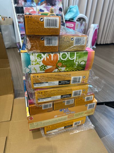 这一次海淘的商品叫做什么芭比加州女孩系列，一次性买了很多盒，但是拆快递的时候每一盒都有很用心的用泡沫纸包装，所有的娃盒和娃都十分的完美！而且代购速度很快！真的很害怕被别人抢走哈哈哈哈哈哈！这一次的购物还是十分满意的，期待下次的海淘体验～