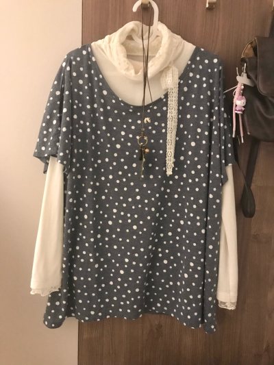 挖煤姬淘到的波点古着太惊喜！复古调调拿捏得恰到好处，波点图案经典耐看，上身温柔又吸睛。成色超新无瑕疵，面料舒服透气，版型显瘦不挑人。物流比预期快，包装严实无破损，性价比拉满，已经开始蹲下一件啦～
