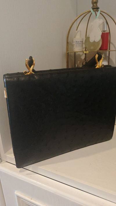 这次我又买了三支包，其中两只是稀有皮的包包都很漂亮，尤其是黑色的那一支开合方式简直绝了，我到手之后打了半天没打开，最后还是上小红薯上求助才知道原来旁边的那个装饰件是个拉杆，拉一下之后这个包才能打开，做的那叫一个精妙绝伦，手感也绝了，前后全都是满豆的，非常喜欢这一只包...