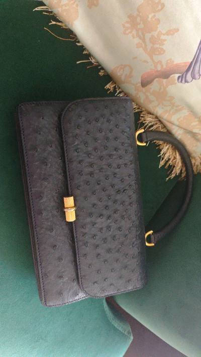 我是先在挖煤姬上看到了包包，觉得非常好看，之后拿这个牌子上小红薯上搜索，才知道这原来是一个非常众奢的老牌，甚至它原来的门店都是跟爱马仕挨着的，皮料，做工都是一绝，定价原来也非常高，现在这个牌子落寞了，才能让我以一个这么美好的价格捡到它，拿到手之后真的非常的有质感，前...