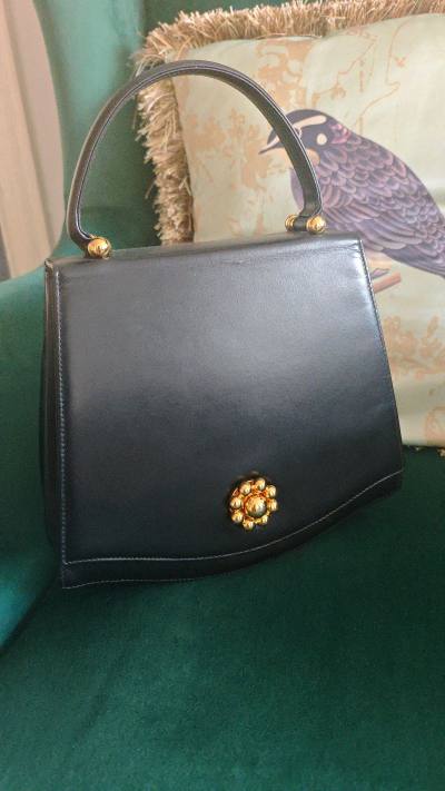 毕加索这个牌子是毕加索小女儿的同名品牌，她原来是Tiffany的设计师，还是ysl的灵感女神，她的同名品牌既有服装，包包，还有香水，配饰，现在所有的东西基本上都都停产了，就只剩下毕加索的香水还活着，就是不知道掌握在哪个集团的手里。这次我买的几只包包都是他们的高定线的...