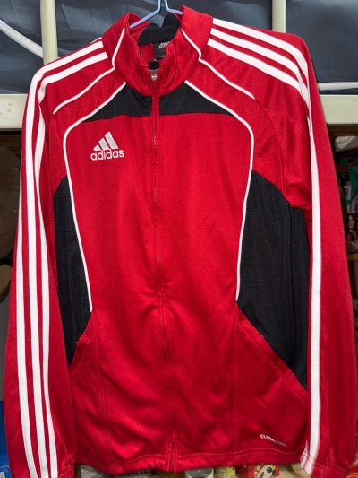 这款阿迪达斯95款复古运动外套真的太戳我了！红黑撞色经典又亮眼，面料柔软透气，版型是复古的宽松款，日常穿搭或者运动穿都超合适，细节做工也很精致，老款的质感完全不输新款。平台的购物体验也特别好，物流速度比预期快很多，商品包装严实，客服回复也很及时，全程沟通顺畅，还能便...