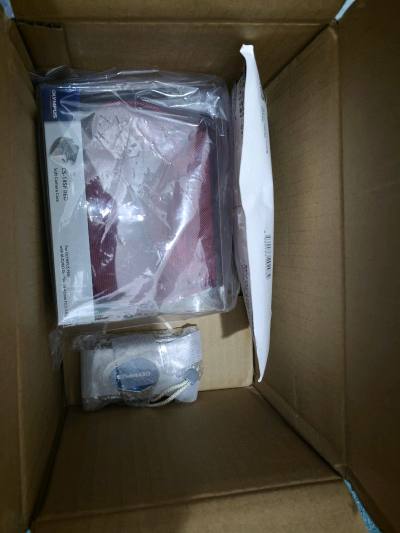 终于收到这个快递了，等了好久，虽然超了一点点交了税，但是这个奥林巴斯是好的，太值了，卖家说没有充电器，不确定功能，我自己充电试了一下，发现功能都是好的，而且还有一张内存卡，真的太划算了，上次在闪电市场也买了一个奥林巴斯金盾，本来卖家价格都挺便宜的，结果被运费狠狠背刺...