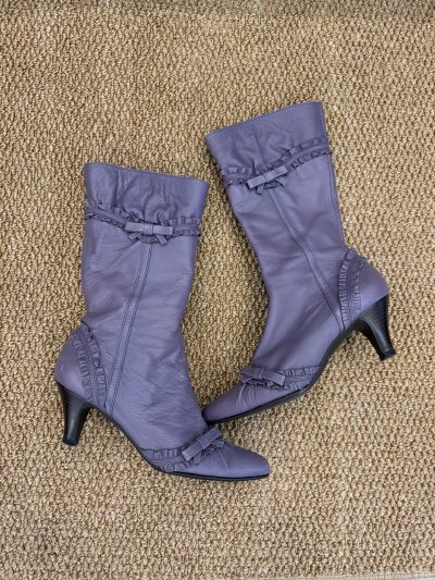 购物体验非常好 太爱这双紫色靴子了！实物颜色比图片还好看，是那种很高级的哑光紫，低调又有辨识度。鞋帮高度刚好护住脚踝，保暖又显瘦，拉链顺滑不卡顿。上脚舒适度满分，新鞋直接穿出门也没磨脚后跟，做工细节都很到位，真的物超所值！