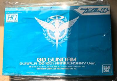 上次收了一盒00十周年hg，结果拿到手是盒子脱胶了，强迫症属实受不了，这次又淘到一个好价，盒况也不错，果断拿下了，塑封收藏…
时不时收点瓶盖，价格低廉就不用管太多了。
最近的包装又好点了，起码不像前两次一样，再看看吧。