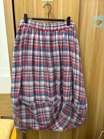 这次购买的是两件件衣服，一条围巾，外套实物更有质感，气球半裙很可爱，我选择的是海运，一个月左右我就收到了，包裹完整，挖煤姬的页面简洁方便。适合我这种新手小白用，人工客服响应也很迅速，自动计算运费省时省事。物流速度快，积分优惠多多，很适合新人入坑，感谢挖煤姬帮我买到心...