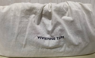 包包非常美丽，独特的编织材质和篮子造型搭配精美的花朵刺绣，充满东方韵味。包包使用痕迹尚可，坚实耐用，搭配旗袍或是日常T恤都很适合。