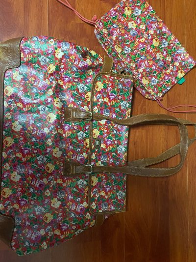 经典的碎花图案非常美丽，包包容量很大，还附带一个小的收纳袋。包包使用痕迹明显，有一些掉色，自重很重，日常背的话不是太方便，总体来说还是很不错的！