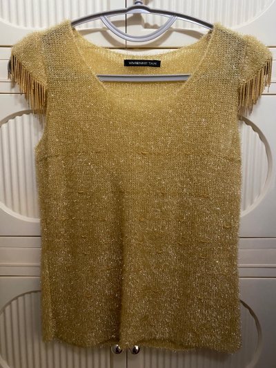 短袖针织衫，衣服上有细闪点缀，袖口处是金色链条设计，细节处的设计都很有创意，非常精美～衣服有弹力，尺码小一些也可以穿，很喜欢?