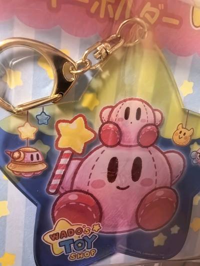 星之卡比山城屋限定亚克力挂件比预想中的大，这个柄图真的太好看了！挖煤姬的包装很好，四角尖尖，箱子结实硬邦邦，小型可追踪航空一个星期到家。