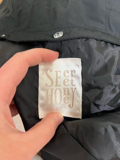 用挖煤姬切了一些日牌的衣服，都是正品，走海运价格非常实惠，等的也不久，很快就到了，衣服都比较完整，不过也是上阴花妹了，发了原味给我，哎哟 能不能讲点卫生。