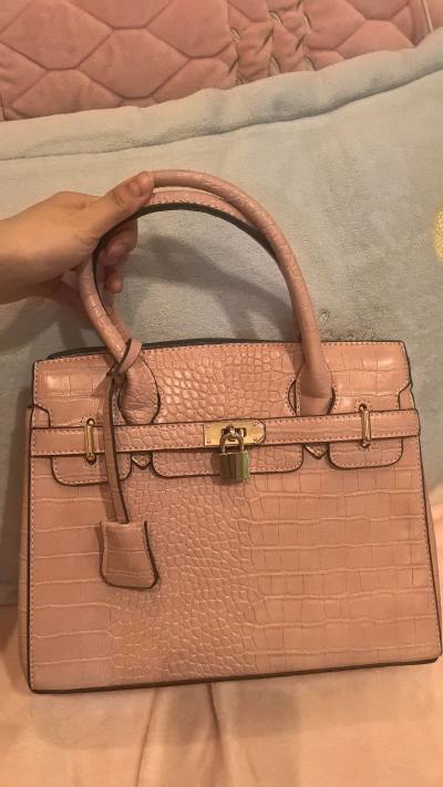 和描述一致.颜色漂亮.成色全新.五金亮闪闪.没有划痕.锁头钥匙斜挎背带配件齐整.快递?包装完好.没有损伤.