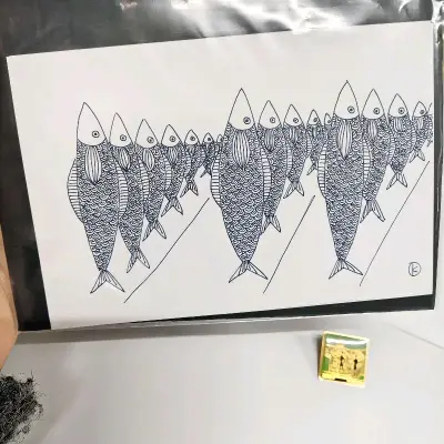 喜欢p1很久了，一群鱼开大会……有种搞怪感哈哈哈哈，和朋友笑了很久就切下了，没想到到手之后还有p6这张小礼物，真的是太可爱了！p3p4据说是来自土耳其的传统纹样和祈福钥匙扣，对这种繁复的民族特色纹样真的是毫无抵抗力呢，真是太美了！p5是一个小别针，真是很有故事感的设...