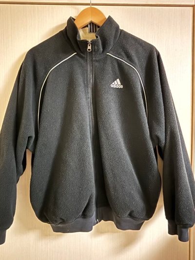 这是在挖煤姬淘到的古着阿迪达斯好物，版型好看，质感无敌。配色也延续了阿迪经典黑白配色。实物非常好看，挖煤姬客服友善，购物界面简洁，时效问题有保障。并且会定期发放优惠券非常完美的海淘软件，希望能淘到更多好物。