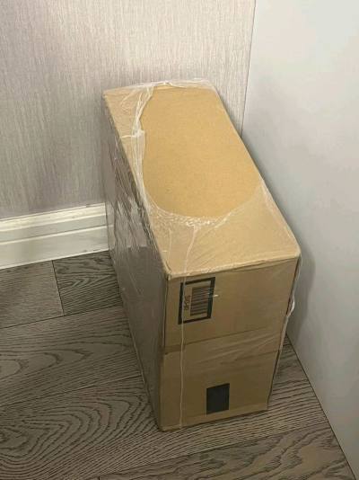   因为买的东西比较多，所以说分两次邮回来，EMS邮政还是非常迅速，不到两周的时间就到家了，包裹也十分牢固，关于海淘手表的问题向客服询问时，回复很迅速，整体的购物体验非常好，期待下次的体验。
  小镜和咕哒子可爱捏~