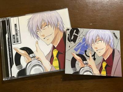非常开心在挖煤姬上成功切到了这张《BLEACH BEAT COLLECTION》的市丸银角色CD！CD本身保存得非常好，封面色彩鲜明，没有任何划痕，附带的贴纸也完整无缺，整体就像新品一样。作为银的粉丝，能收藏到这张包含他角色歌的CD真的很满足，音质清晰，歌词本内页印...