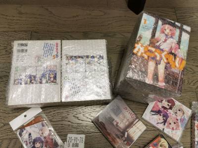   因为学孤和幸运星的漫画比较重，所以尝试了一下海运，物流周期比想象中的快的多，一个月左右就到了，CD和漫画的免税政策非常实惠，可以考虑日本官方物流。
  虽说是二手漫画，但是质量还是非常好的，拿在手里十分小巧，书页也没有破损，期待下次的购物体验！